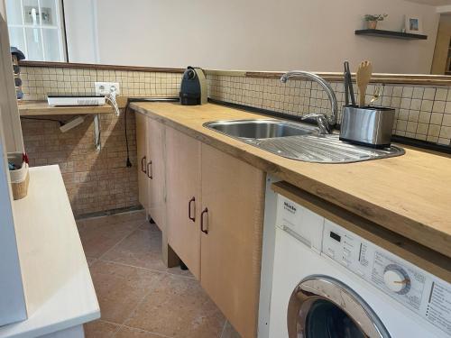 una cucina con lavello e lavatrice di Neruka House a Torremolinos