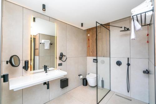 Bilik mandi di Romatem Move İstanbul Disabled Hotel