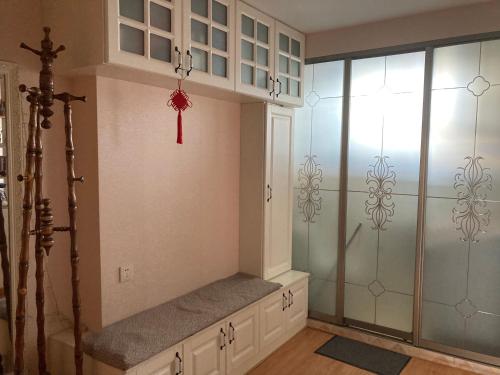 a corner of a room with a bench and a closet at 鸢尾之家 in Harbin