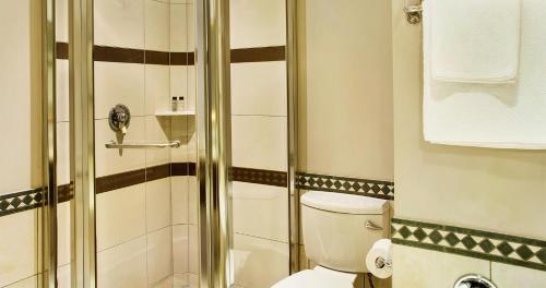 Bilik mandi di The Ridge Hotel