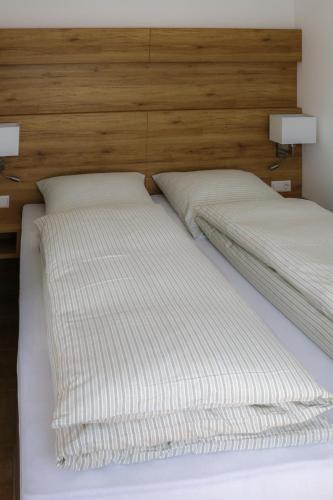 Ένα ή περισσότερα κρεβάτια σε δωμάτιο στο Hotel Adler