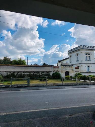 Το κτήριο όπου στεγάζεται  το διαμέρισμα