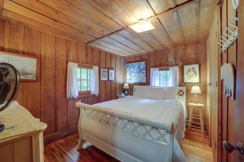 Cette chambre en bois comprend un lit blanc. dans l'établissement 17 Mi to Sugar Mountain Tensies Cottage, à Linville Falls