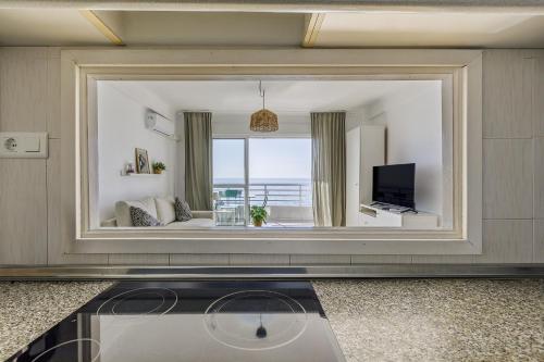 vistas a una sala de estar con una gran ventana en A&N Nevada 76, en Torre del Mar