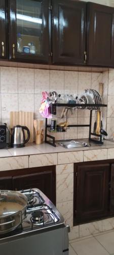 una cocina con estufa y encimera en S&R Home chambre, en Yaoundé