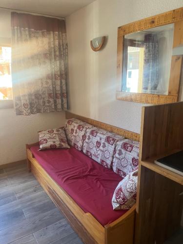 - un canapé dans une pièce avec un miroir dans l'établissement Tignes - Studio rénové pour 3 personnes, à Tignes