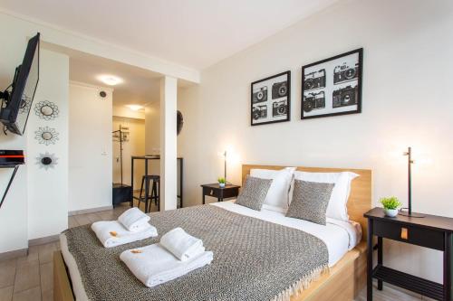 une chambre avec un lit avec des serviettes dessus dans l'établissement Magnificent studio - 2P - Moulin Rouge, à Paris