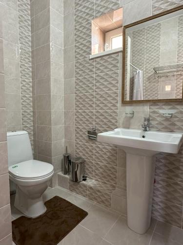 Bilik mandi di Tolqyn apart hotel