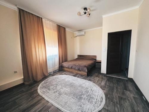 Katil atau katil-katil dalam bilik di Tolqyn apart hotel