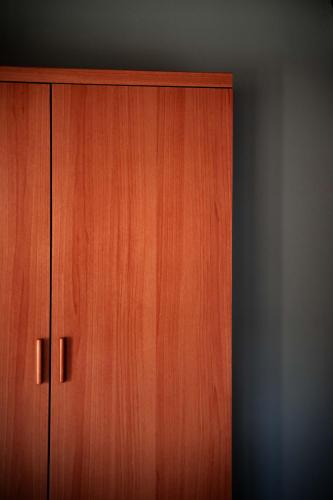 a wooden cabinet in a room next to a wall at Agroturismo Biltegi Etxea in Alda