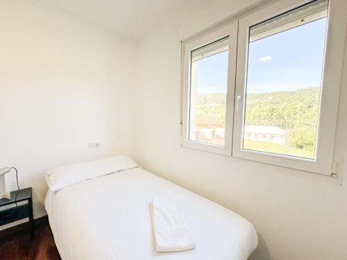 Ένα ή περισσότερα κρεβάτια σε δωμάτιο στο Apartamento Finisterre 2 by ALÔGA - Playa Langosteira