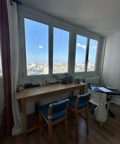 une pièce avec une table, des chaises et des fenêtres dans l'établissement Appart moderne, spacieux et lumineux, à Paris