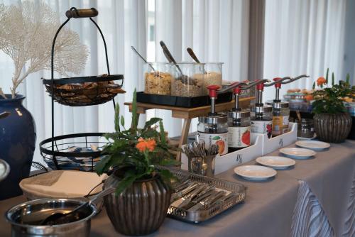 een tafel met daarop een buffet met eten bij Hotel Singapore in Milano Marittima