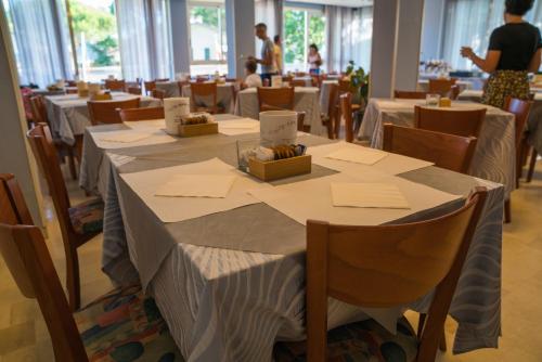 Een restaurant of ander eetgelegenheid bij Hotel Singapore