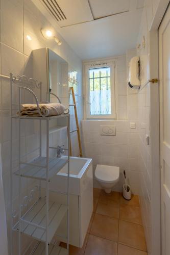 une salle de bain blanche avec un lavabo et des toilettes dans l'établissement Grand studio à 5 minutes à pied de la plage, à La Ciotat