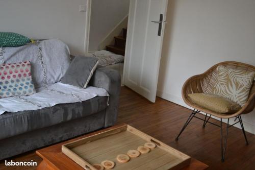 - un salon avec un canapé gris et une chaise dans l'établissement Maison typiquement Malouine, à Saint-Malo