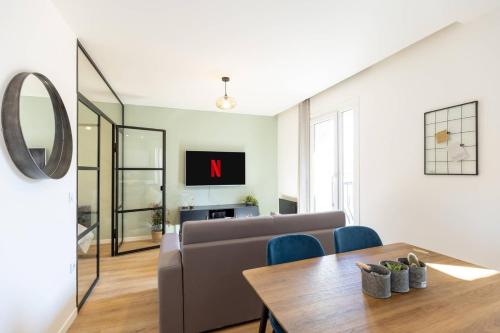un salon avec un canapé et une table dans l'établissement Charming 1 BR in the Cours Julien | By Airnest, à Marseille