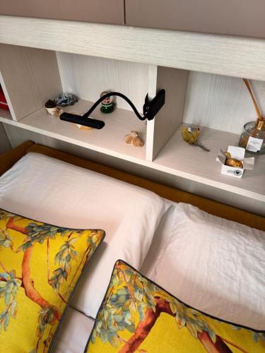 - une chambre avec un lit avec une étagère au-dessus dans l'établissement Grimaldi Central AC 2 terraces Wifi 5mins SEA, à Nice