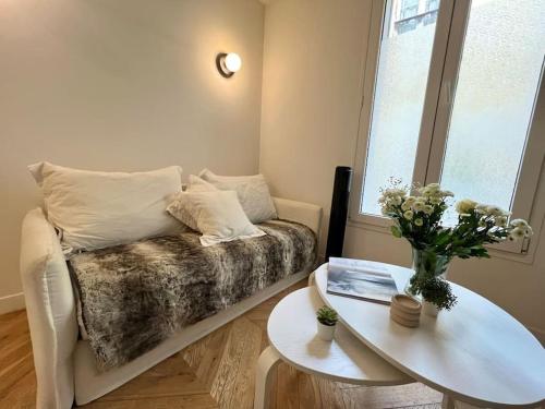 un salon avec un canapé et une table dans l'établissement Le Cosy Parisien - Au cœur du 13ème - 14MB, à Paris