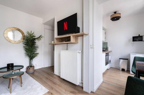 - un salon avec un radiateur et une table dans l'établissement Cocon aux portes de Paris | By Airnest, à Clichy