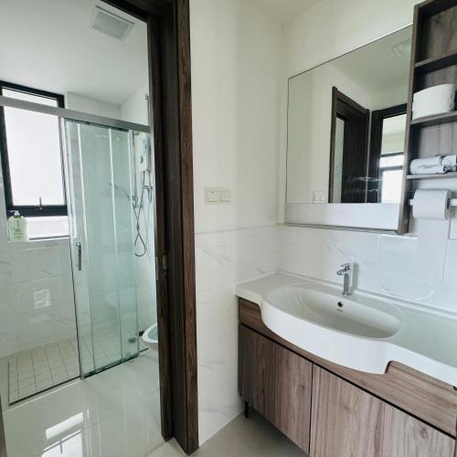 une salle de bain avec un lavabo et une douche en verre dans l'établissement Seaview 2B1R 3pax Condo Forest City 3E-2216, à Kampong Pok Kechil