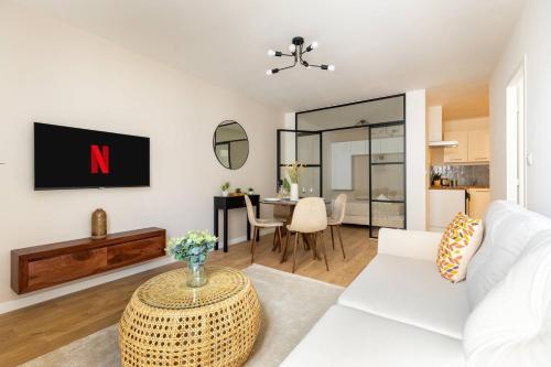 un salon avec un canapé blanc et une table dans l'établissement T3 Cocoon 3min from the Vieux Port | By Airnest, à Marseille