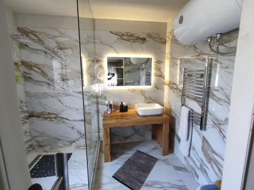 Ένα μπάνιο στο Traditional House L&A Korçë