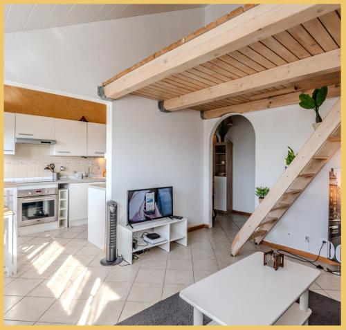 Il comprend une cuisine et un salon avec un escalier. dans l'établissement Chez Amel & Val I T2 I Annemasse, à Annemasse