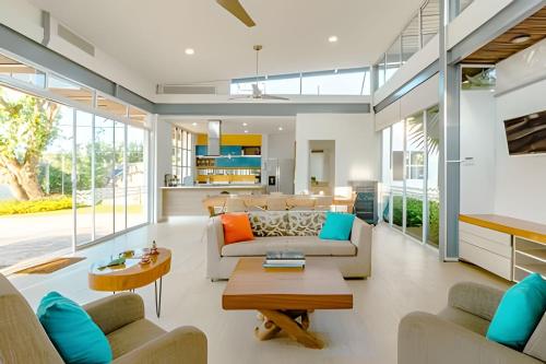 a living room with a couch and a table at Modern & fresh | Villa Arroyito w/Pool & Barbecue in Cartagena de Indias