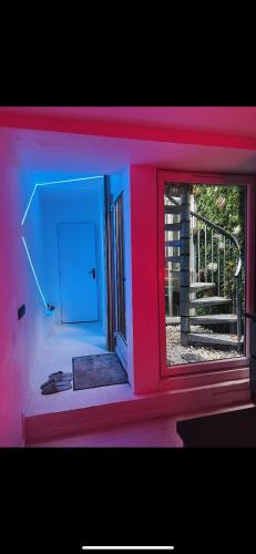 une chambre avec une fenêtre et une chambre avec une fenêtre dans l'établissement Love room, à Chennevières-sur-Marne