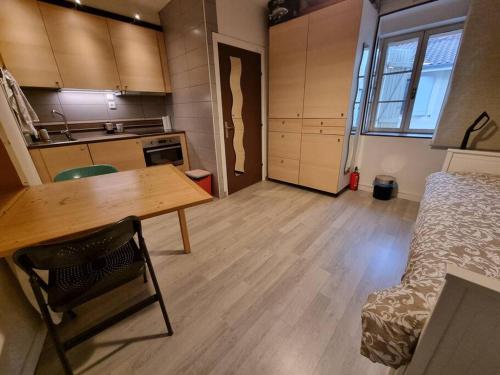 Cette chambre comprend une cuisine et une table. dans l'établissement Le Balme #Calme#Confort#Quartier Historique, à Clermont-Ferrand