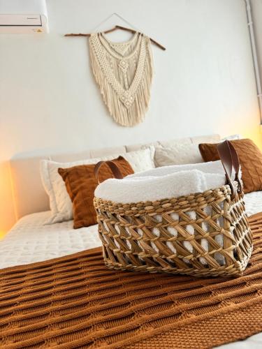 a wicker basket sitting on top of a bed at Granbalaio Hostel in Blumenau