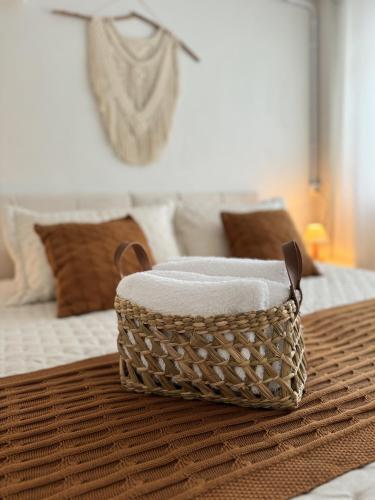 a wicker basket sitting on a table in a bedroom at Granbalaio Hostel in Blumenau