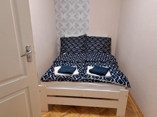 Ein Bett oder Betten in einem Zimmer der Unterkunft Sophia Apartment Buda by the Danube with AC