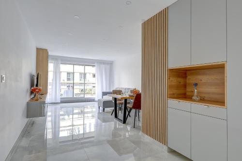 une cuisine avec une table et une salle à manger dans l'établissement Suite au Cœur de Paris, Architecturale et Élégante, à Paris