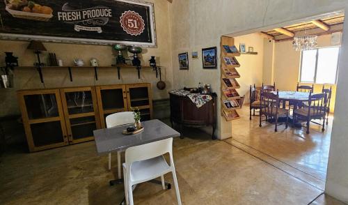 Ruang duduk di Kitchen51 Cottages