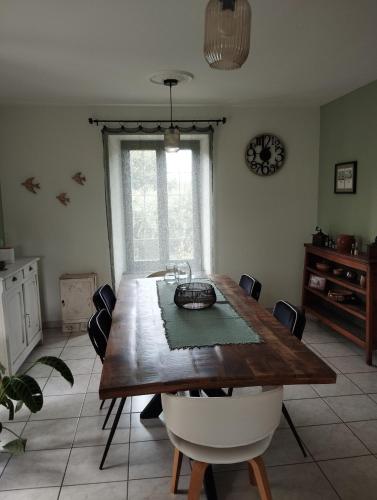 une salle à manger avec une table et des chaises en bois dans l'établissement Chambre d'hôte Nature Domaine du Bagnerot, à La Chapelle-aux-Bois