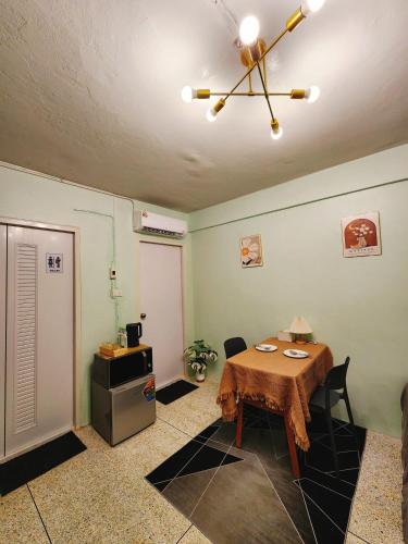 a dining room with a table and a ceiling fan at 805-STP Homely room Free Wi-Fi and Near BTS line in Bangkok