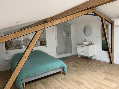 - une chambre avec un lit et une douche dans l'établissement Joli appartement - Roques, à Roques