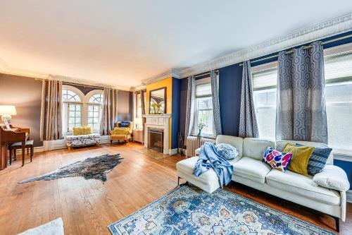 Un lugar para sentarse en 6 Mi to Naval Base Spacious Waukegan Home with Yard