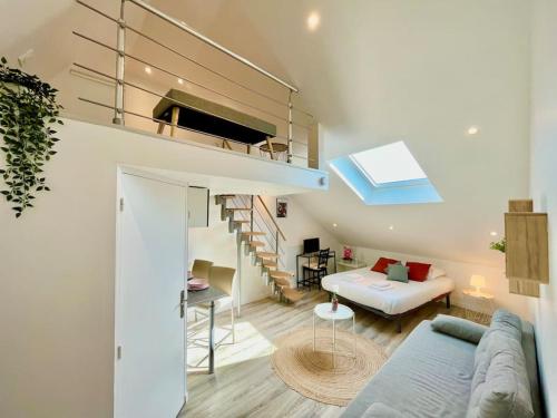 un salon avec un canapé et une mezzanine dans l'établissement Chez Léon - Calme & Lumière, à Reims