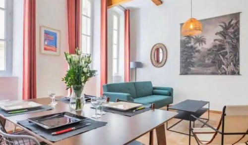 une salle à manger avec une table et une chaise bleue dans l'établissement Confort & Calme au Centre de Marseille, à Marseille