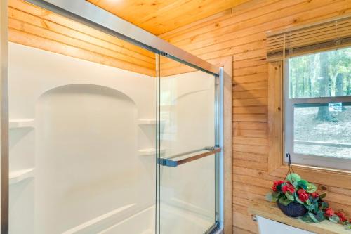 Gallery image of Cozy Hemphill Cabin with Lake Views and Deck! in Hemphill