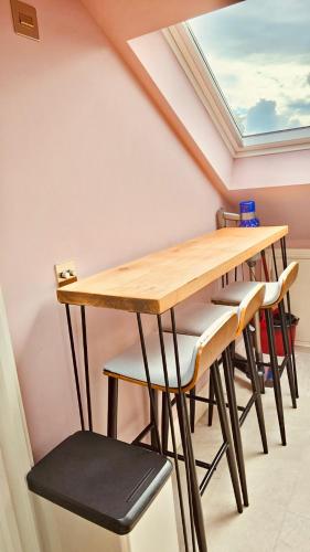 Private Comfortable Loft Apt in Superb Period Home photo 10