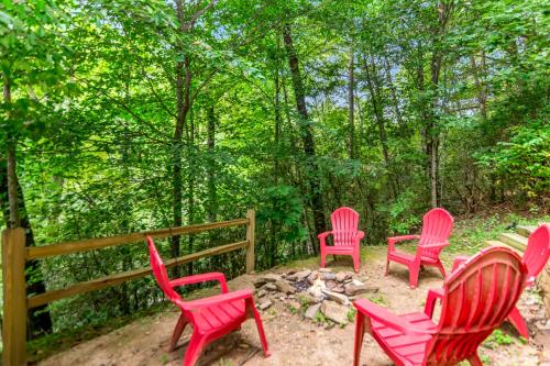 Jardín al aire libre en Amazing Creek View Cabin w/ Hot Tub, Firepit & Pool Table