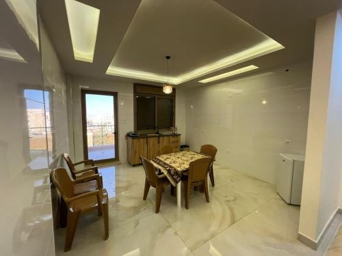 Η κουζίνα ή μικρή κουζίνα στο Exclusive Luxury Apartment with Panoramic and Stunning City Views Luxurious Finishes Modern Amenities and Private Terrace شقة فاخرة حصرية بإطلالات بانورامية مذهلة على المدينة تشطيبات فاخرة مرافق حديثة وتراس خاص