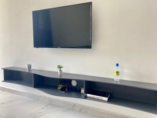 a living room with a tv on a wall at Via Mar Residence - Alanya Experience in Alanya