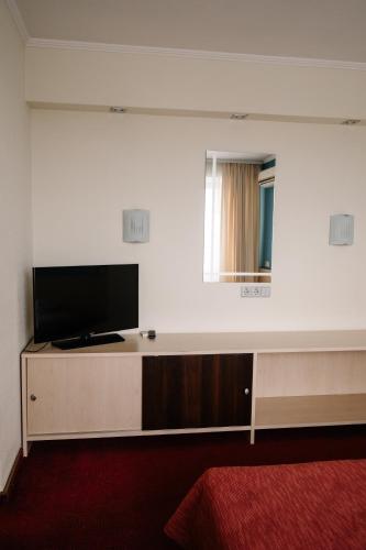 Μια τηλεόραση ή/και κέντρο ψυχαγωγίας στο 7 Days Hotel Kamyanets-Podilskyi