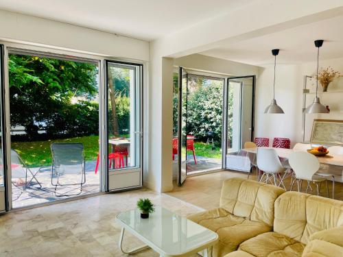 un salon avec un canapé et une table dans l'établissement Villa Topaze à La Baule, à Mazy