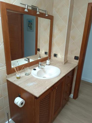 a bathroom with a sink and a mirror at Casa Valentina in Tías